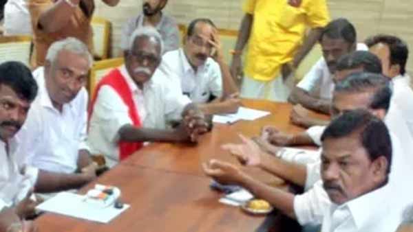 கூட்டத்தில்