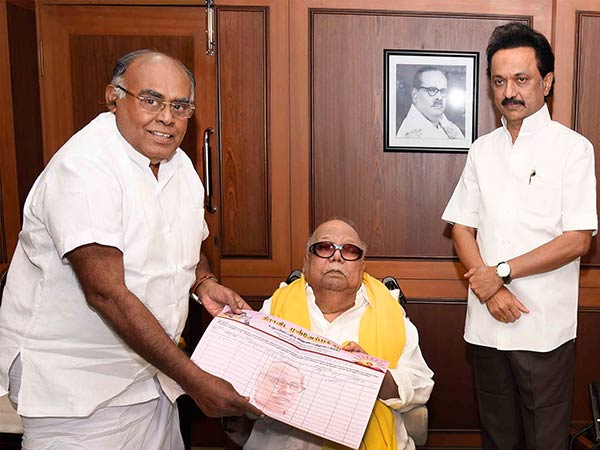 கருணாநிதி என்ன கடவுளா