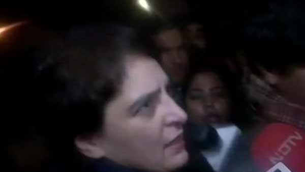 Priyanka Gandhi joins protesters at India gate Priyanka Gandhi joins protesters at India gate
