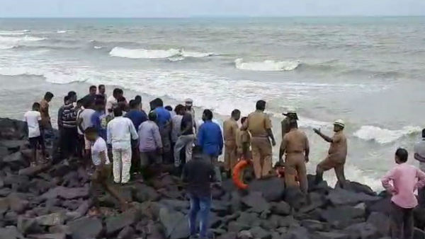 An IT employee who was traveling in Puducherry has been trapped by a sea wave An IT employee who was traveling in Puducherry has been trapped by a sea wave