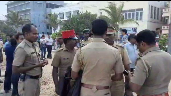 An IT employee who was traveling in Puducherry has been trapped by a sea wave An IT employee who was traveling in Puducherry has been trapped by a sea wave