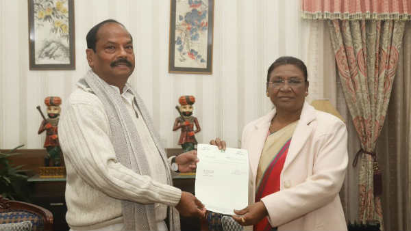 Chief Minister Raghubar Das tenders his resignation from the post to Governor Draupadi Murmu in Ranchi Chief Minister Raghubar Das tenders his resignation from the post to Governor Draupadi Murmu in Ranchi