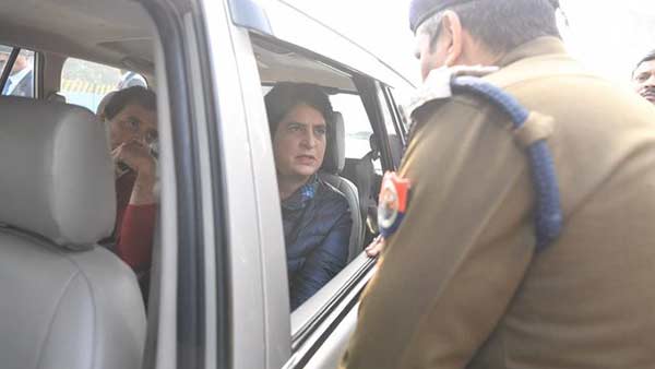 Rahul, Priyanka stopped outside Meerut by Police Rahul, Priyanka stopped outside Meerut by Police