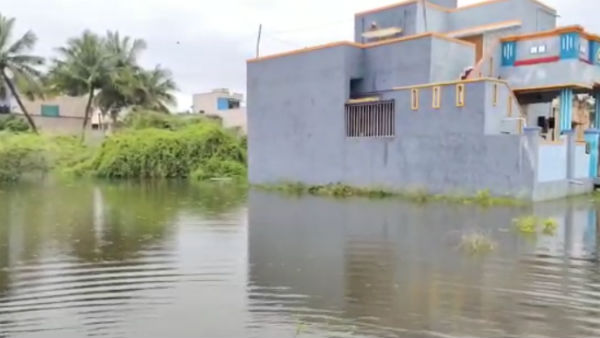 குளமாக மாறிய சாலை
