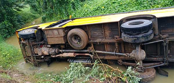 school bus falls in roadside canal near trichy school bus falls in roadside canal near trichy