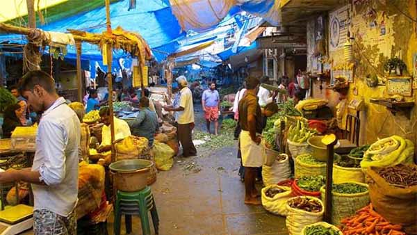 traders beat coolie for stealing onion bag traders beat coolie for stealing onion bag
