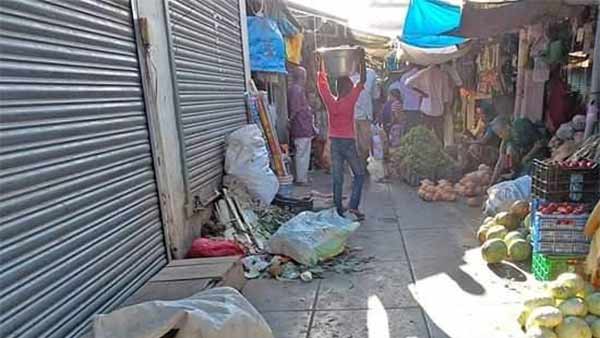 traders beat coolie for stealing onion bag traders beat coolie for stealing onion bag
