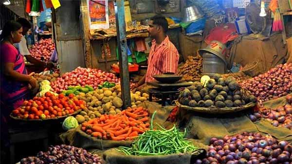 traders beat coolie for stealing onion bag traders beat coolie for stealing onion bag