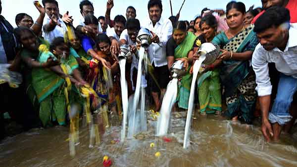  ஆழிப்பேரலை ஊழித்தாண்டவமாடிய 15-ம் ஆண்டு நினைவு நாள்... உறவுகள் கண்ணீர் அஞ்சலி