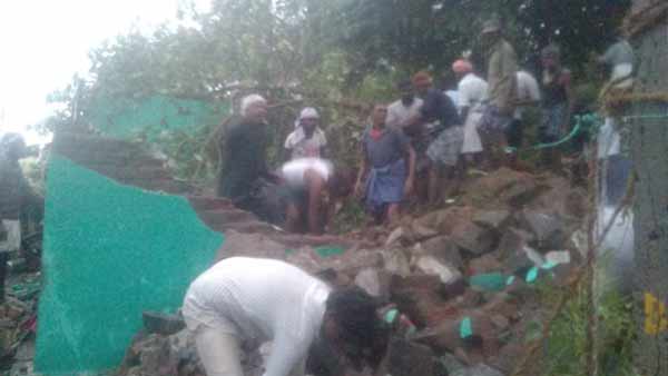 People involved in road roko in Mettupalayam where 17 died after compund wall collapsed People involved in road roko in Mettupalayam where 17 died after compund wall collapsed