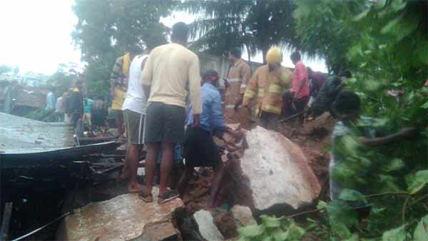 People involved in road roko in Mettupalayam where 17 died after compund wall collapsed People involved in road roko in Mettupalayam where 17 died after compund wall collapsed