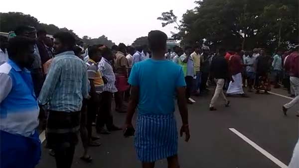 4 killed in Ulundurpet as Car hits Private bus 4 killed in Ulundurpet as Car hits Private bus