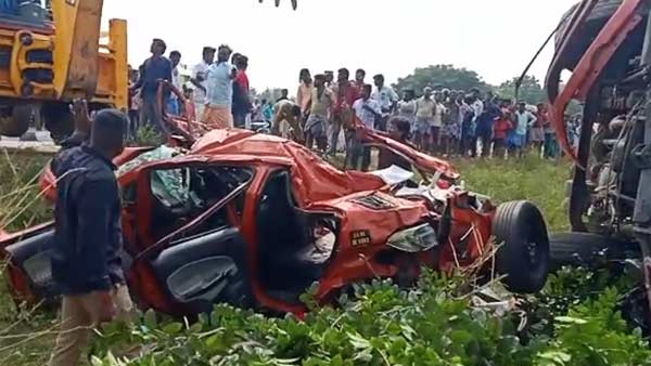 4 killed in Ulundurpet as Car hits Private bus 4 killed in Ulundurpet as Car hits Private bus