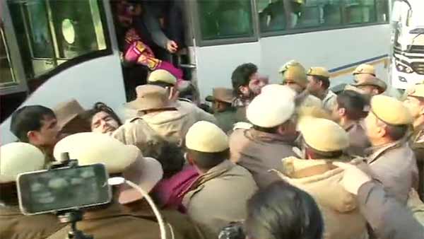 Delhi police arrested the students of Jamia Milia University Delhi police arrested the students of Jamia Milia University