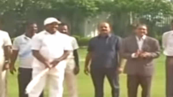 கை தட்டி உற்சாகம்