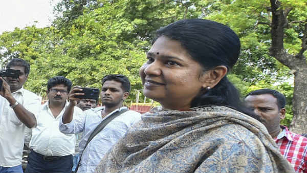 Kanimozhi sit in agitatio against Secret ballot conducted in Kovilpatti Kanimozhi sit in agitatio against Secret ballot conducted in Kovilpatti