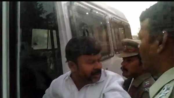 இணையதளத்தில் இரட்டை இலை சின்னம்