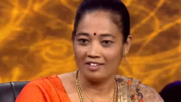 அருகில் ராதிகா