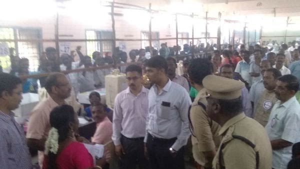 Tamilnadu Local body elections: DMK cadres protest for not announcing the victory of candidates Tamilnadu Local body elections: DMK cadres protest for not announcing the victory of candidates