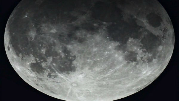 Lunar eclipse is seen in India yesterday Lunar eclipse is seen in India yesterday