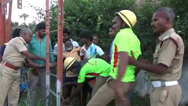An elderly man who climbed into a cell phone tower in Krishnagiri district An elderly man who climbed into a cell phone tower in Krishnagiri district