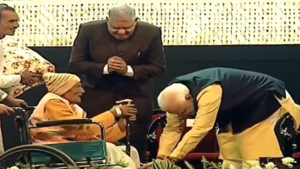 PM Modi felicitated oldest pensioners of the Kolkata Port PM Modi felicitated oldest pensioners of the Kolkata Port