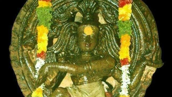 பாறையில் மோதிய படகு