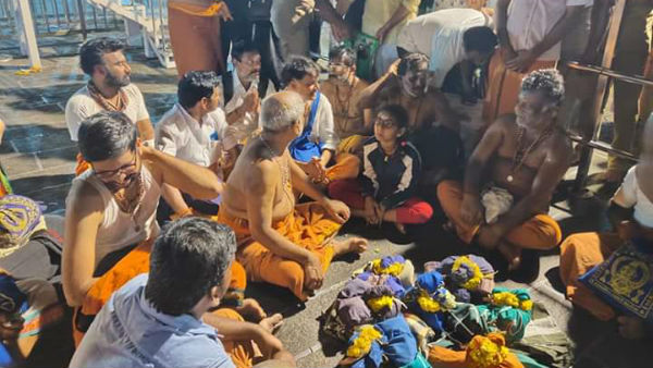 o paneerselvam Worship at sabarimala ayyappa with irumudi o paneerselvam Worship at sabarimala ayyappa with irumudi