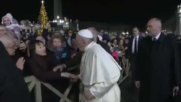 Pope Francis apologized for slapping a womans arm Pope Francis apologized for slapping a womans arm