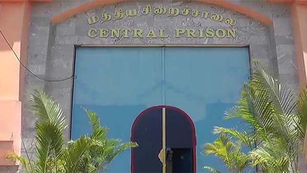 ஒரு குரூப்பே இருக்கு