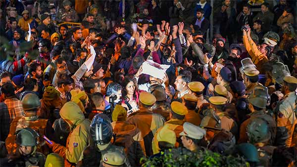 Police did lathi charge in Students protest in Kolkata against JNU attack Police did lathi charge in Students protest in Kolkata against JNU attack