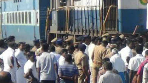 Muslim munnetra kazhagam members stage Dharna on Tirupur railway track Muslim munnetra kazhagam members stage Dharna on Tirupur railway track