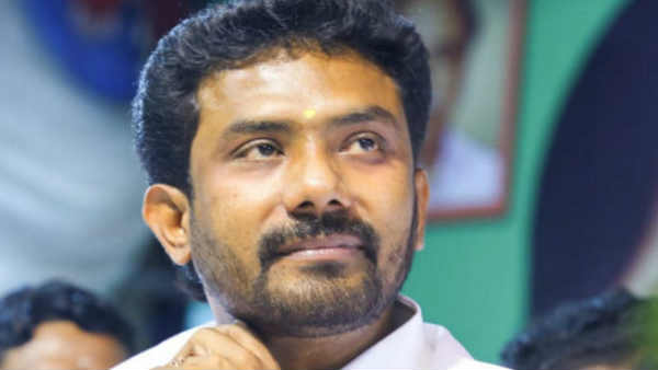 AIADMK MP Ravindranath Kumars car was attacked by Anti CAA Protestors at Theni. AIADMK MP Ravindranath Kumars car was attacked by Anti CAA Protestors at Theni.