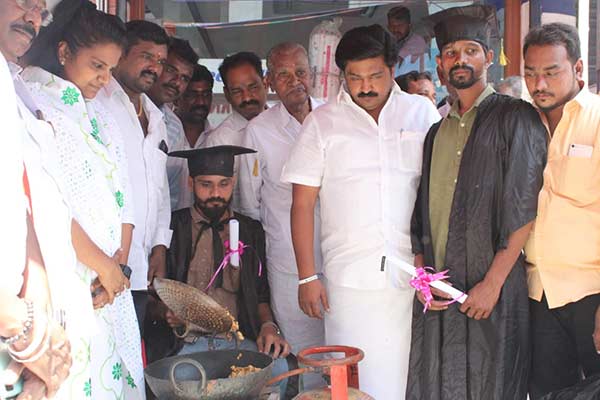 நூதனப் போராட்டம்