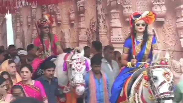Madhya Pradesh: two sisters took out their own wedding procession and rode horses to reach houses of their grooms in Khandwa Madhya Pradesh: two sisters took out their own wedding procession and rode horses to reach houses of their grooms in Khandwa