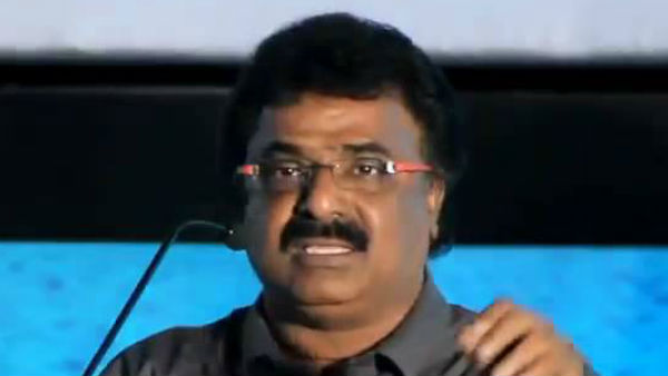 நெஞ்சை பிடித்தபடி