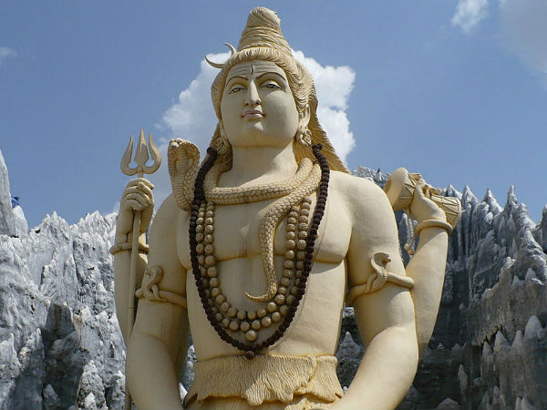 சிவபக்தர்களுக்கு சந்தனம் பிரசாதம்