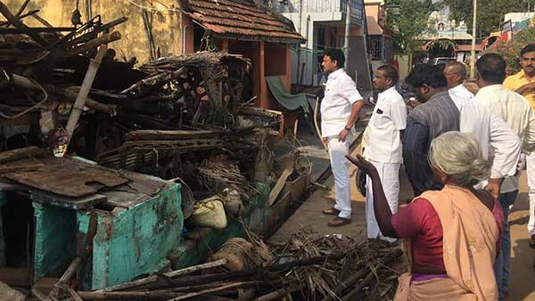 anbil mahesh mla helped the elderly woman by giving his own money anbil mahesh mla helped the elderly woman by giving his own money