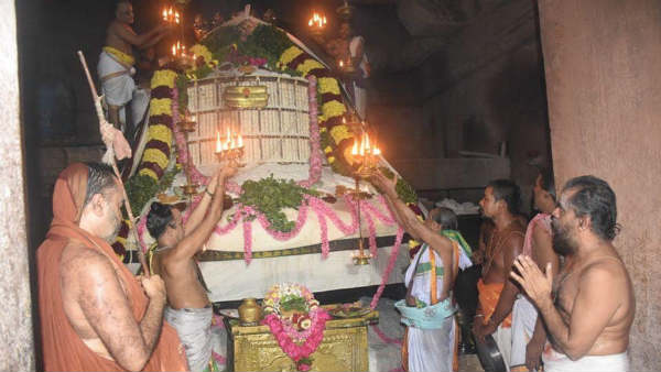 மாட வீதிகளில் ஊர்வலம்