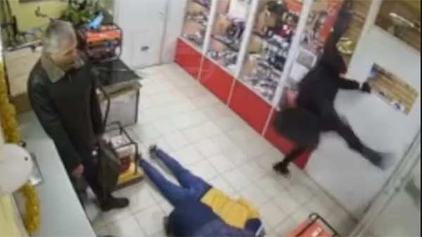 bungling-thief-snaps-leg-after-looking-to-kick-open-door-in-robbery bungling-thief-snaps-leg-after-looking-to-kick-open-door-in-robbery