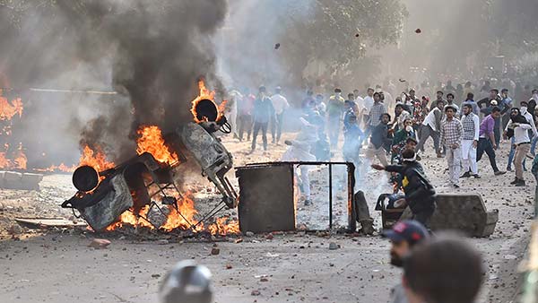 Pro and anti-CAA protesters clash in Delhi Pro and anti-CAA protesters clash in Delhi