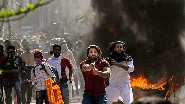 2 killed, DCP injured, cars-shops-petrol pump gutted as CAA protesters clash in delhi 2 killed, DCP injured, cars-shops-petrol pump gutted as CAA protesters clash in delhi