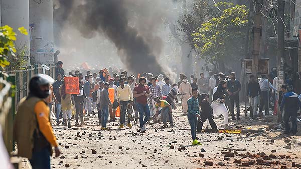 Pro and anti-CAA protesters clash in Delhi Pro and anti-CAA protesters clash in Delhi