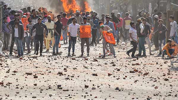 Delhi cops pelted stones during clashes, says Owaisi Delhi cops pelted stones during clashes, says Owaisi