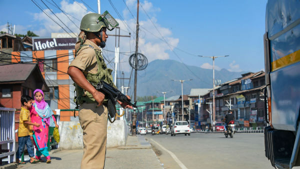 Diplomats from 25 countries reach Srinagar Diplomats from 25 countries reach Srinagar