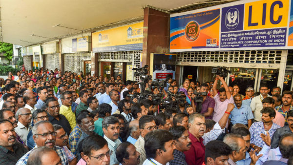 LIC employees union indulge in protest against Centre LIC employees union indulge in protest against Centre