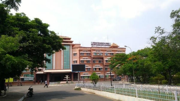 Permission is granted only to employees wearing helmets at Namakkal District Collectors office Permission is granted only to employees wearing helmets at Namakkal District Collectors office