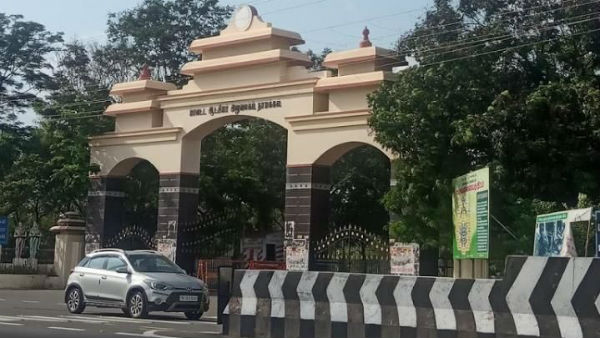 Permission is granted only to employees wearing helmets at Namakkal District Collectors office Permission is granted only to employees wearing helmets at Namakkal District Collectors office