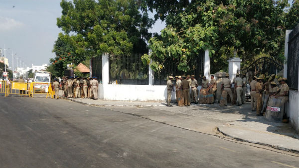 போலீஸ் குவிப்பு