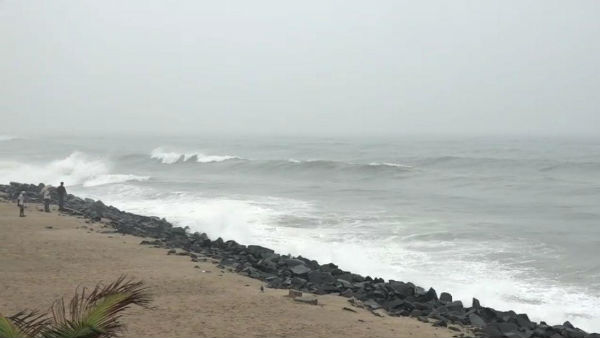 Raining in Puducherry and surrounding areas Raining in Puducherry and surrounding areas